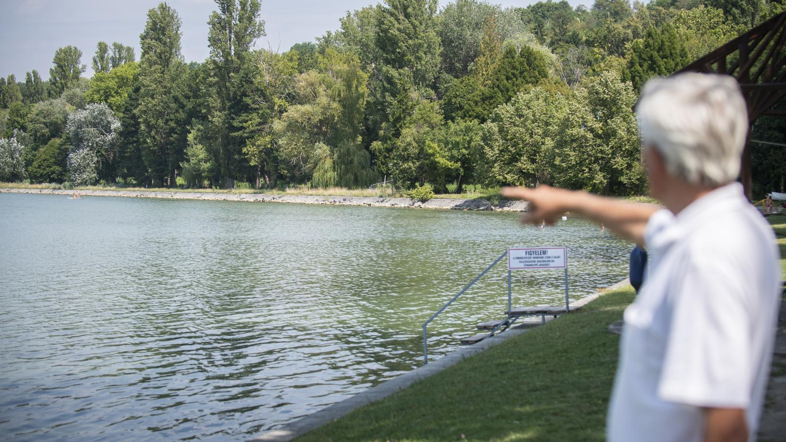 A civilek szerint a helyiek ismét elveszíthetik majd a rendszerváltozásig lezárt, azóta viszont szabadon használt tópartjukat