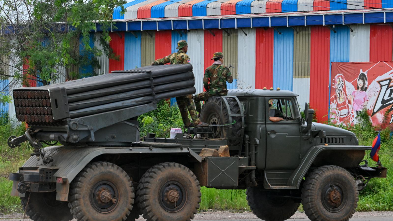 Tüzelésre kész katonák a határ kambodzsai oldalán