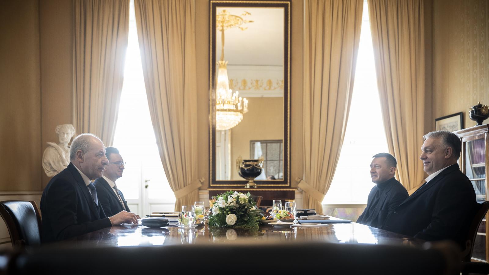  Adott egy ország, parlamentáris demokráciát idéző rendszerrel. A szerdai találkozó témája ismeretlen maradt