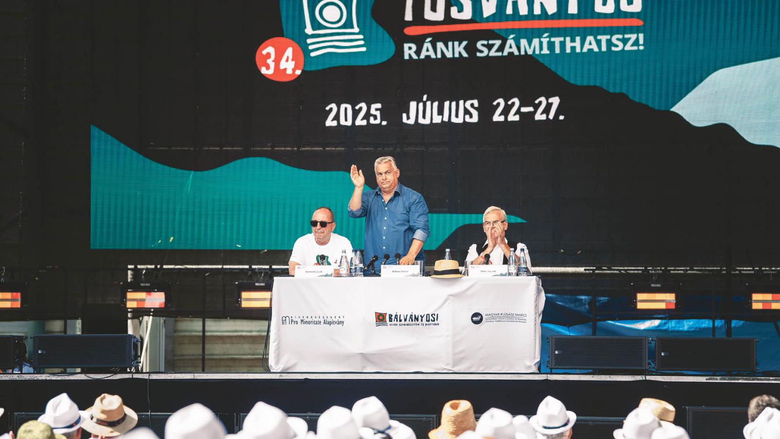 A miniszterelnök középen, feltűrt ujjú inggel. Csak a szokásos