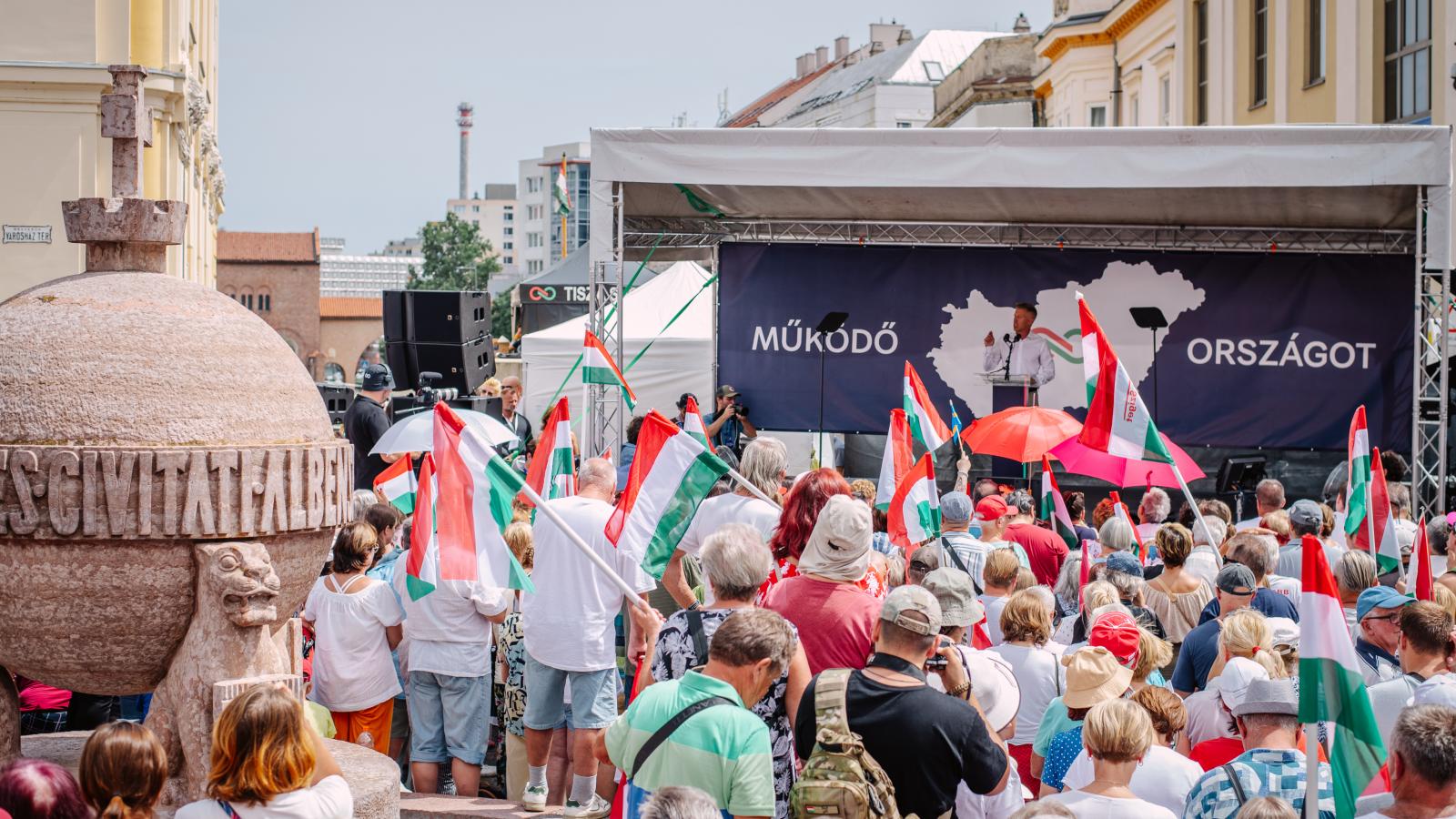 A Tisza Párt elnöke a színpadon, Székesfehérváron