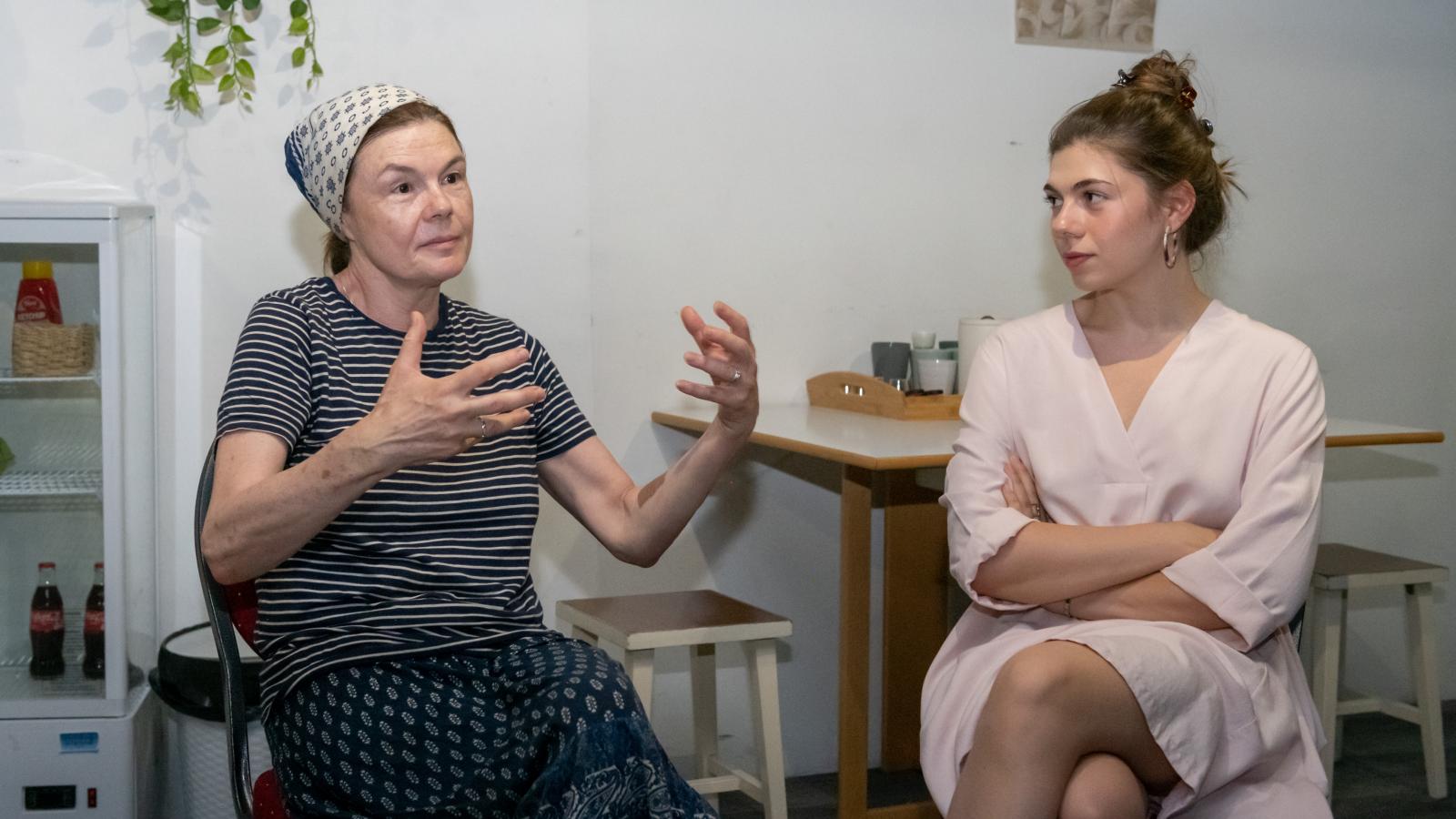 „Beszélgessünk egymással, amíg lehet. És ne csak arról, hogy megvette-e a másik a bérletet vagy hogy melyik politikai pártot kell leváltani. Egymásra kellene újra kíváncsinak lennünk. Mindenki erre vágyik, de félünk az ezzel járó felelősségtől”