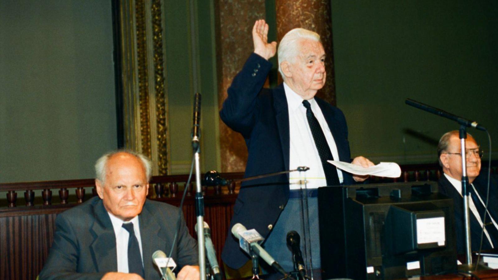  Az MTA elnökeként Göncz Árpád társaságában. Kosáry emberi nagy­ságra valló módon nem engedte meg a „listázást”, a „boszorkányüldözést” az Akadémián