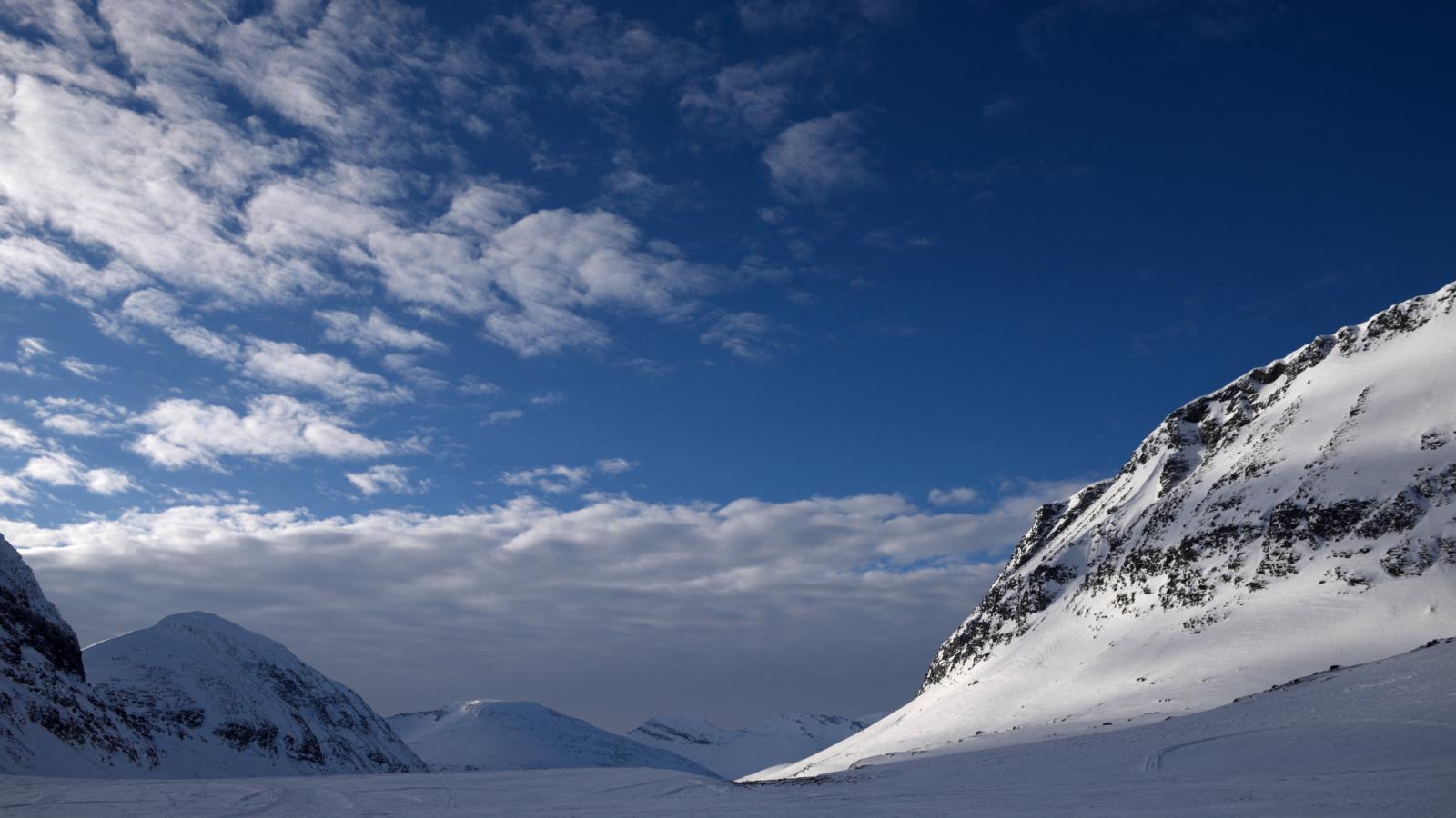 Hófödte hegyek Észak-Norvégiában 2017. március 9-én (illusztráció).