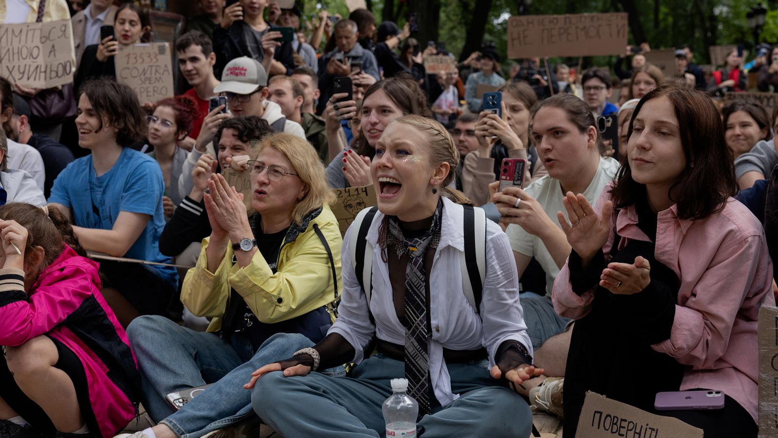 Az antikorrupciós ügynökségek függetlensége körül heves bel- és külpolitikai vihar zajlott az elmúlt két hétben. Az ellenük irányuló támadás nagyszabású tüntetéseket váltott ki