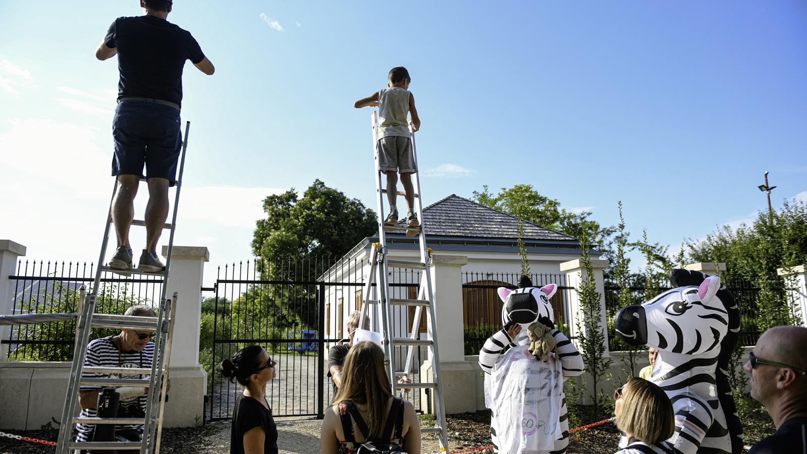 Létrakilátón a nézelődők. A rend­őrség előzetesen megtiltotta az építési emelőgépek használatát