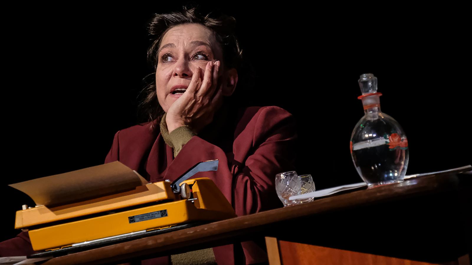 Fullajtár Andrea a nagymamája lágernaplóját dolgozta fel a Tíz hónap Babilonban