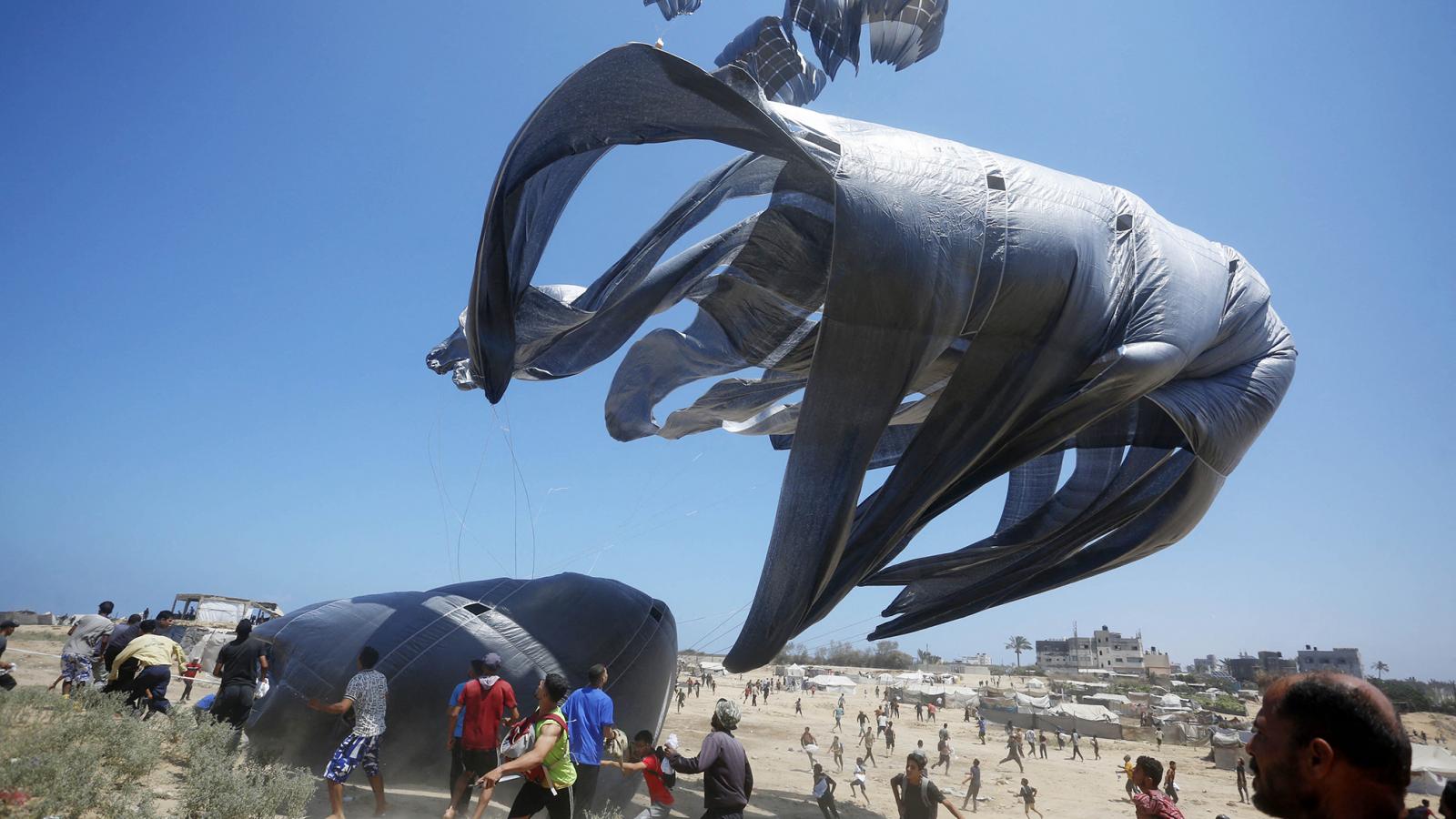 Az izraeli hadsereg a levegőből dobott le segélyszállítmányokat