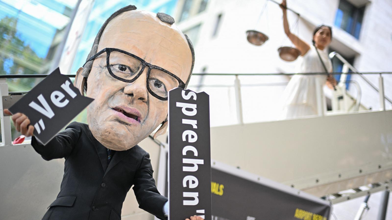 Szétszakított ígéretek. Merzet azzal vádolják: megszegte az ígéretét és nem segít az afganisztáni tálib rezsim elől elmenekülteknek. Németország több mint egymillió menekültet, köztük sok szír és afgán állampolgárságú menekültet fogadott be 2015–2016 közö