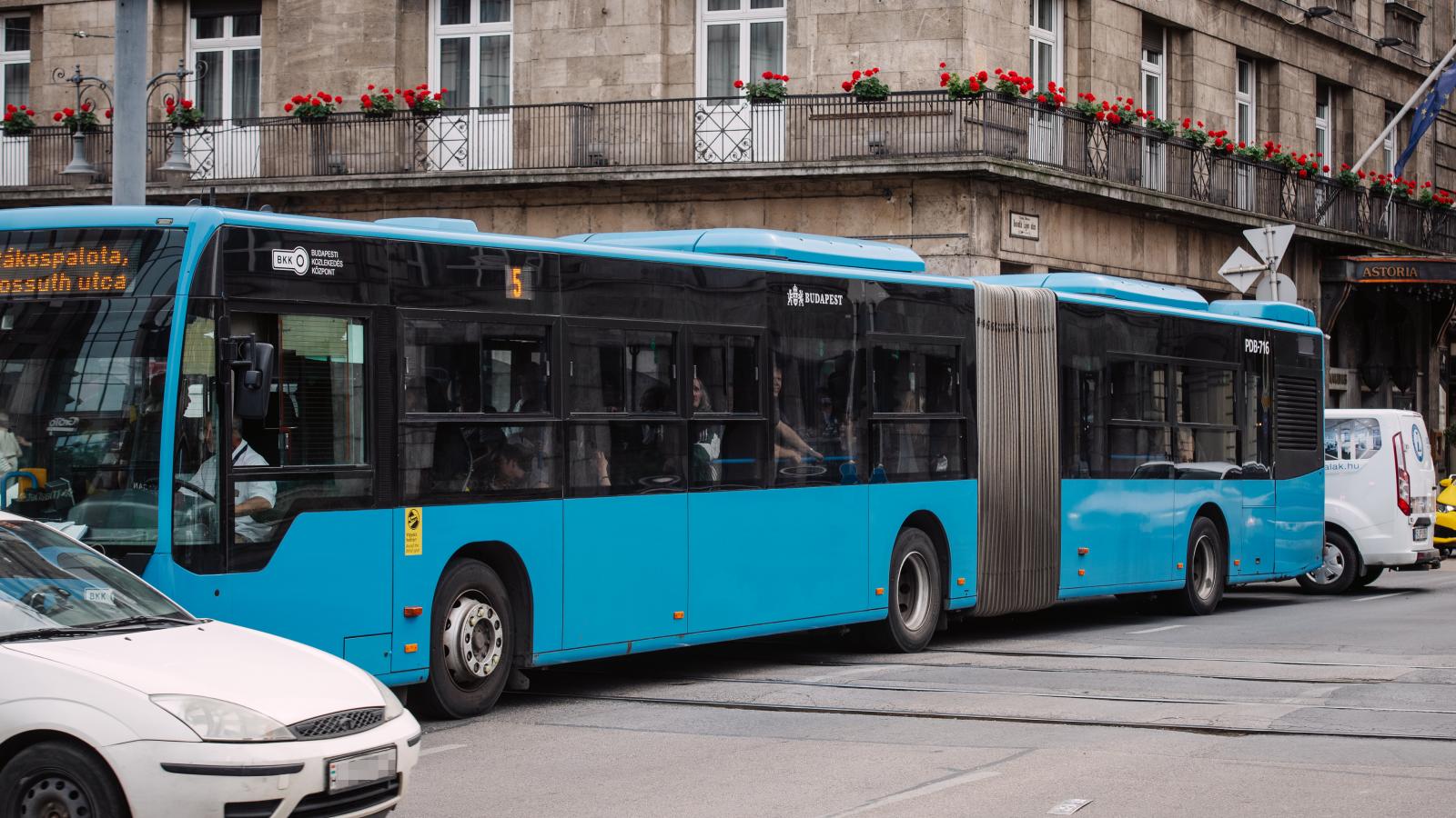 Busz a forgalomban. A BKV kiadásai folyamatosan nőnek, az alulfinanszírozottság állandósult