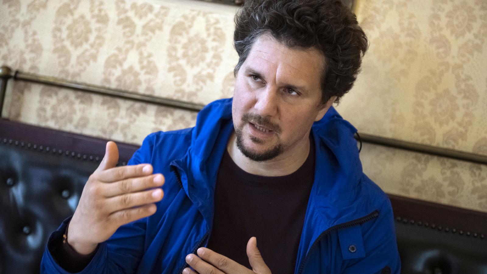  „Ott kezdődik a baj, hogy ha a művészetnek meg kell felelnie egy ember, egy rendszer ízlésének, mert ha nem teszi, akkor nem jut levegőhöz. Ilyenkor a szabadságvágyon alapuló művészet megszűnik. És most ez történik.”