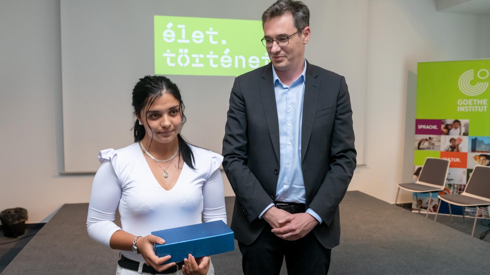 De míg saját értékrendjében és a szerető közegben nem kételkedik, a biztos alap valódi kilátásairól már másképp gondolkodik:
– Megmondom őszintén, hogy szerintem visszamenni az iskolába nem fogok, hiába írtam ezt a novellába