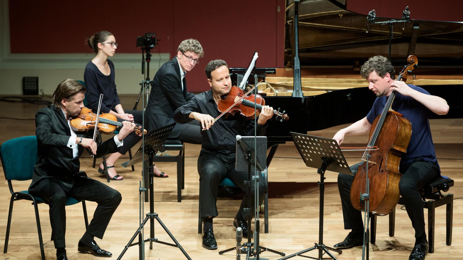 Várdai István csellistaként és művészeti vezetőként is résztvevője a kamarazenei fesztiválnak