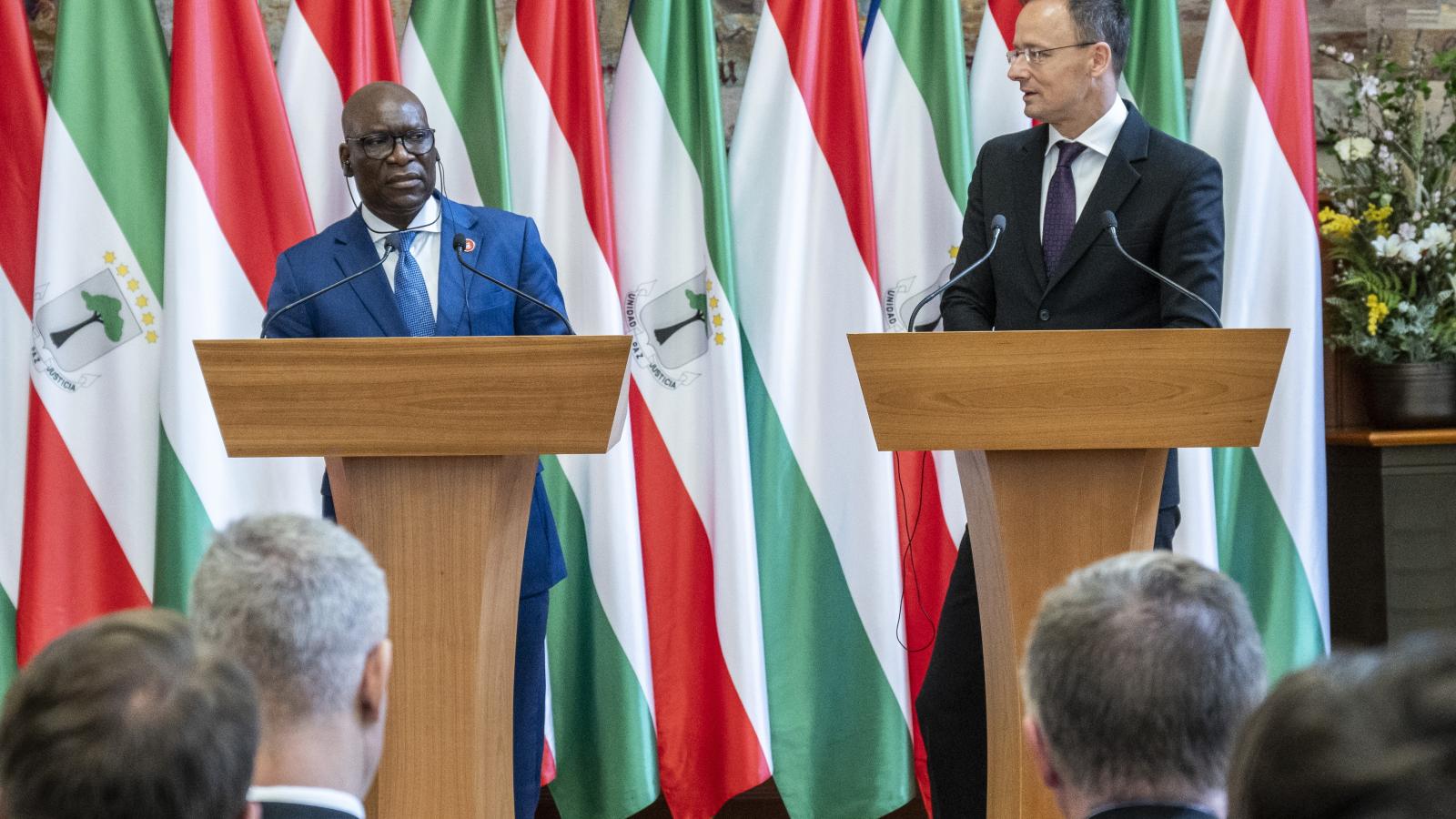 Simeon Oyono Esono Angüe, az Egyenlítői-Guineai Köztársaság külügyminisztere és Szijjártó Péter 2025. március 31-én