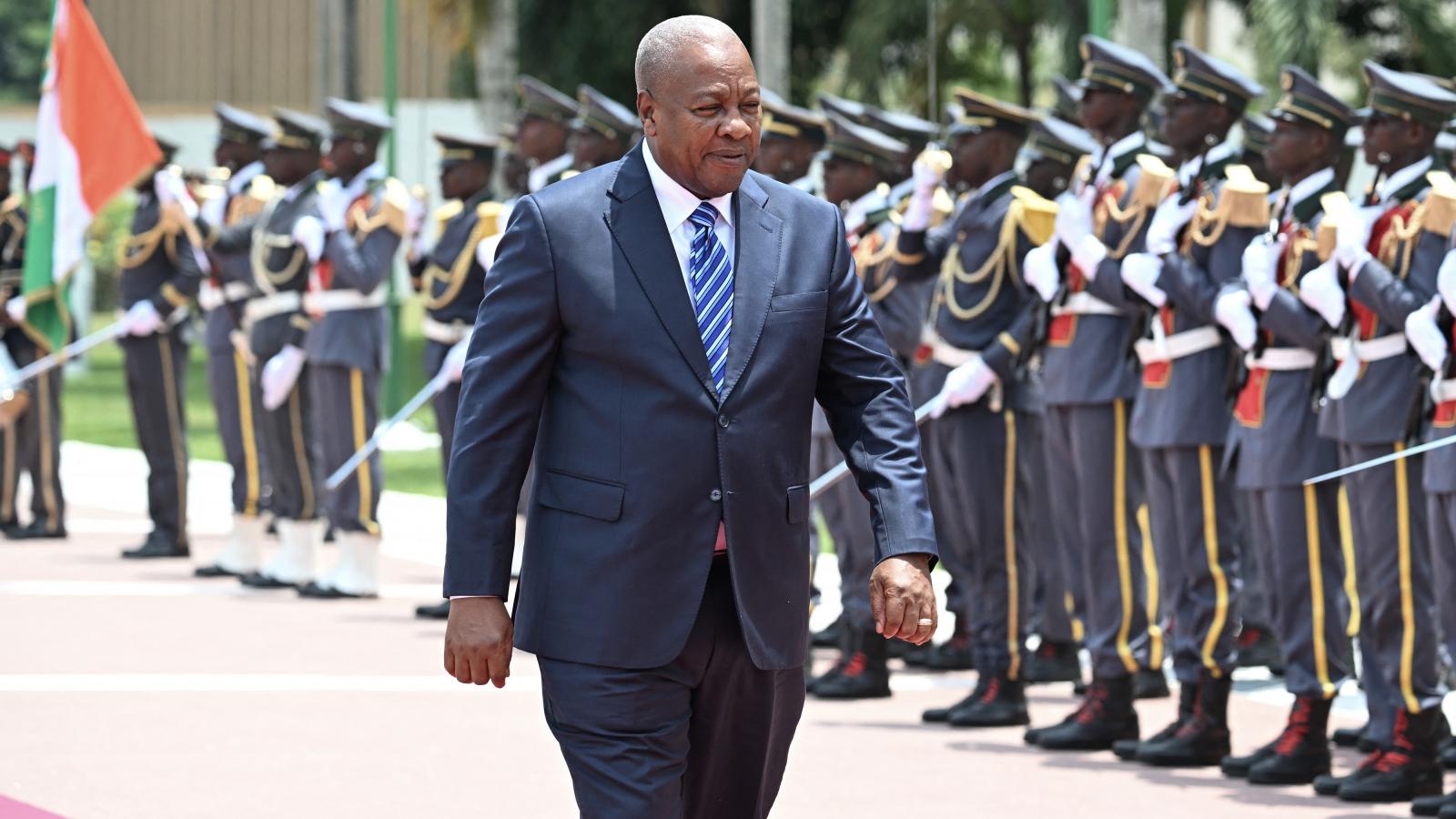 John Mahama ghánai elnök az abidjani elnöki palotában 2025. március 5-én (illusztráció).