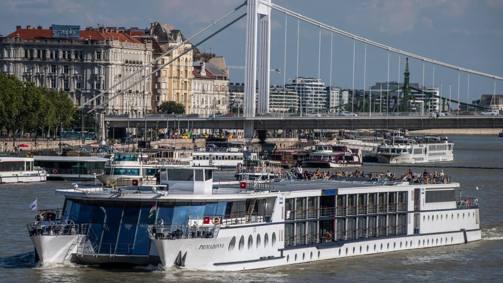 Az akkor még kényelmes többségben lévő városvezetésnek kétszer is neki kellett futnia a szavazásnak, mire a testületen átment a Karácsony Gergely főpolgármester által jegyzett javaslat. A hajósok mellett több kerületi polgármester is vitatta a vasszigort 