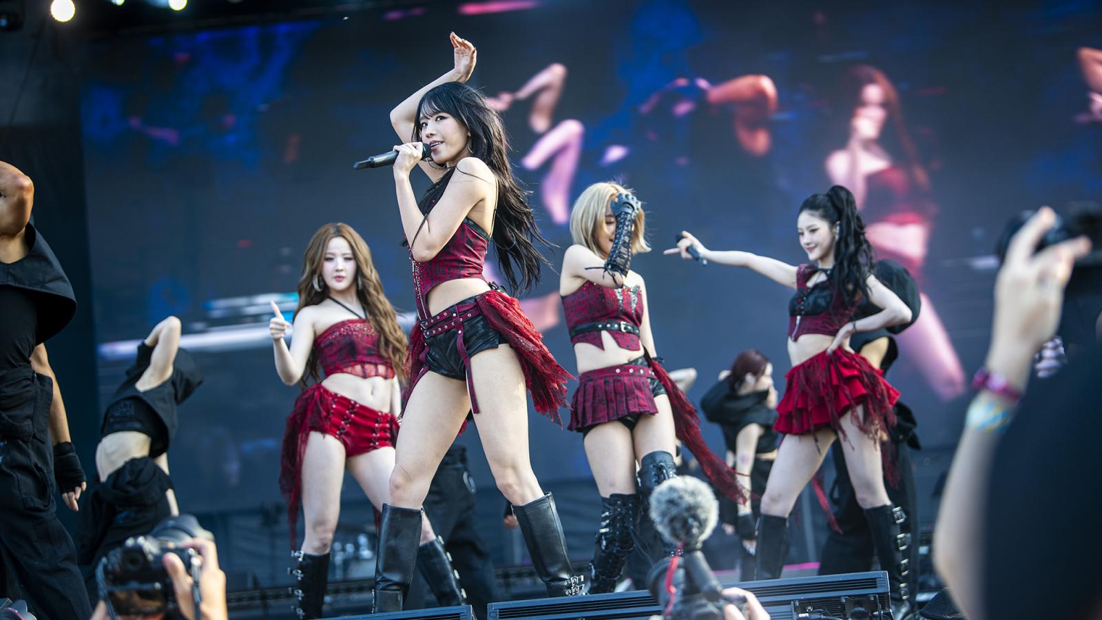 A Kiss of Life egész színpadot betáncoló K-pop-formációja