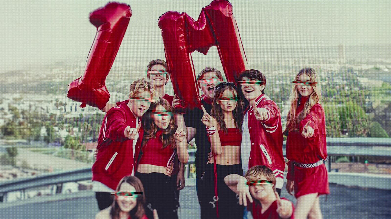 Érzékletesen és tanulságosan mutatja be, miképpen torzul a közösségi média mechanizmusa