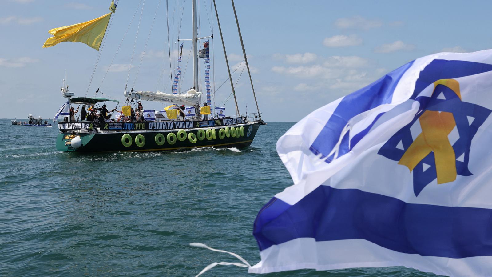 A túszok hozzátartozói egy hajóról üzentek a Netanjahu-kormánynak