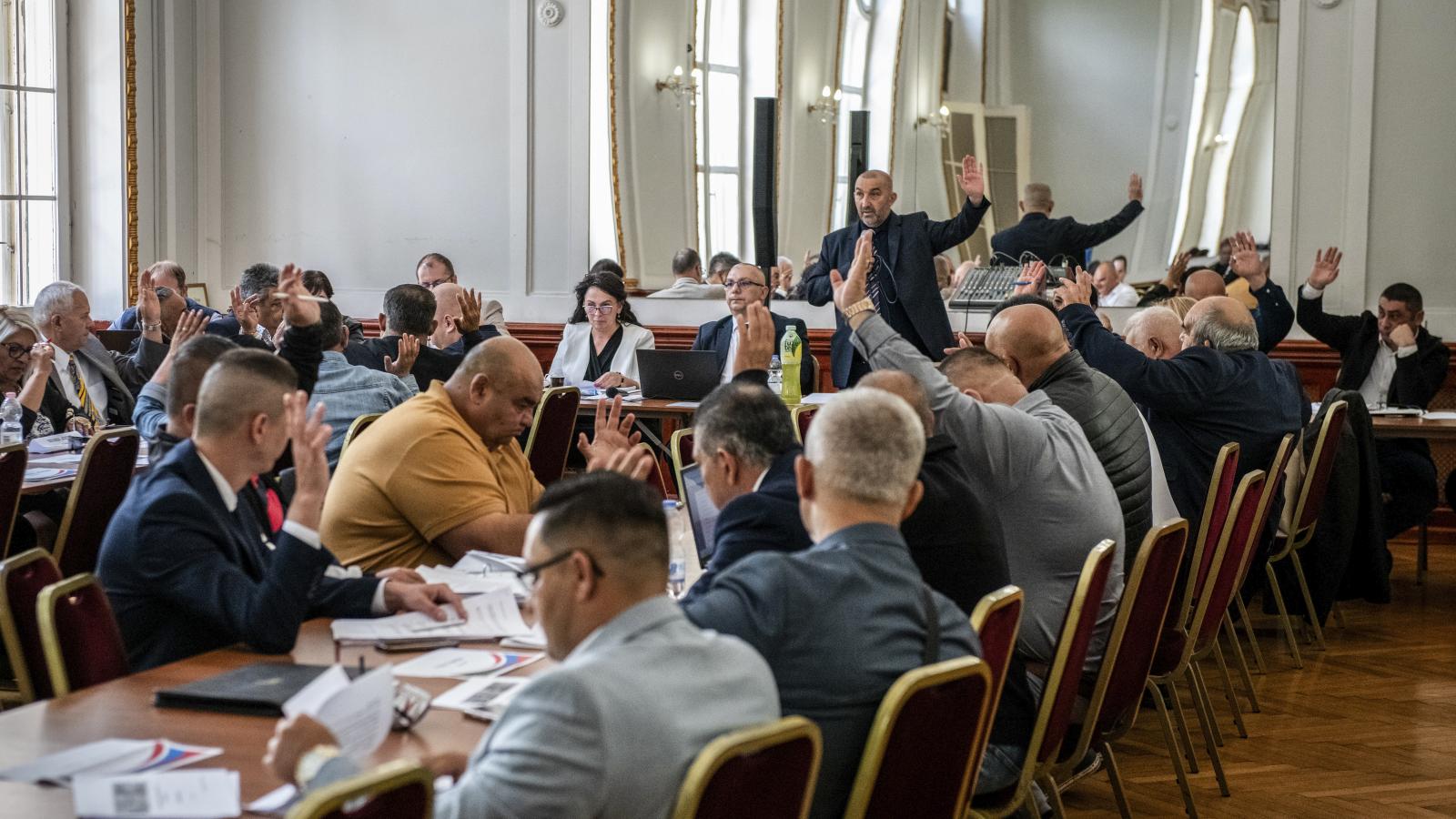 Októberben döntenek csak, de már most teljes az egység