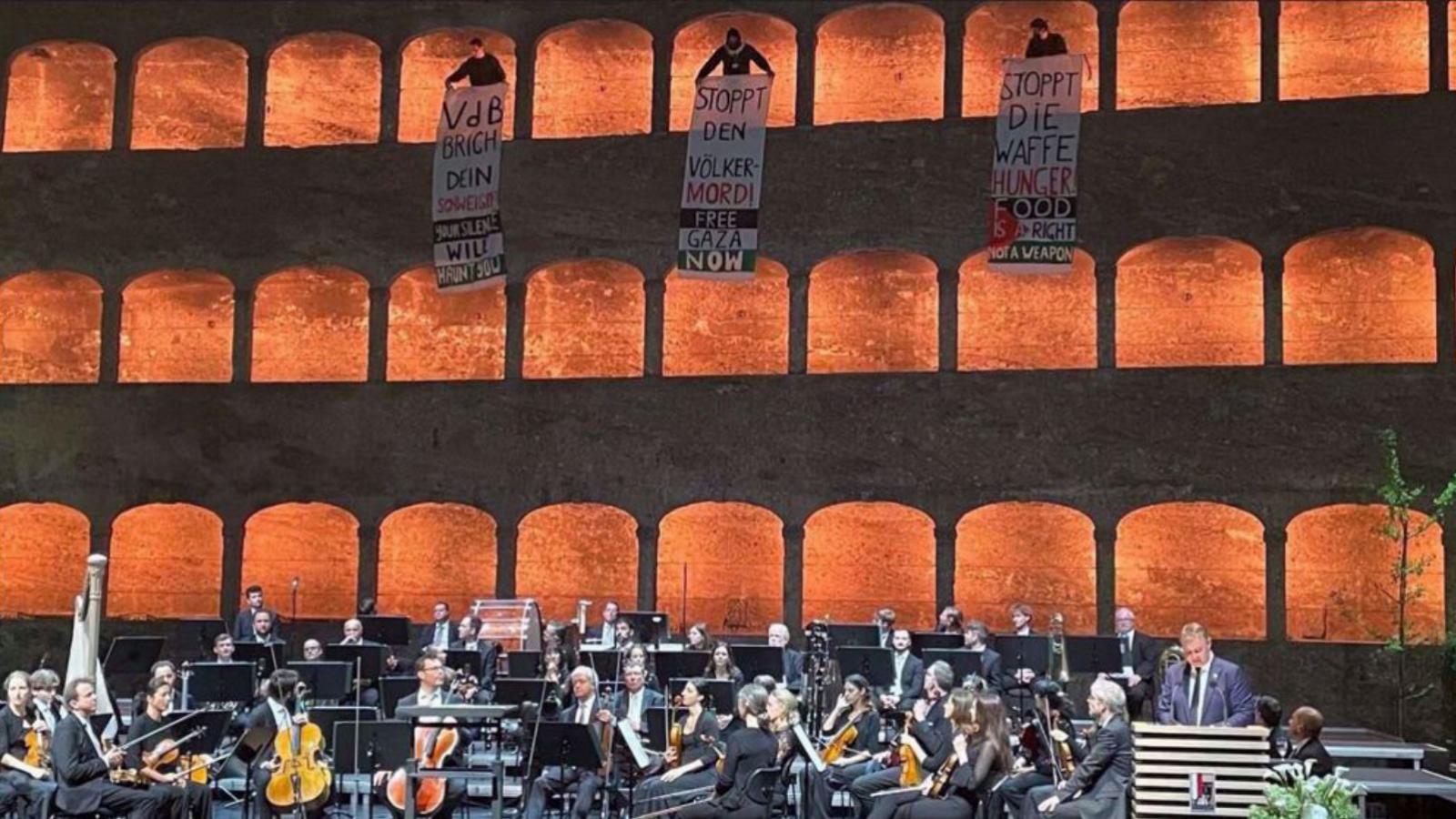 Palesztinbarát aktivisták transzparensei a Salzburgi Ünnepi Játékokon