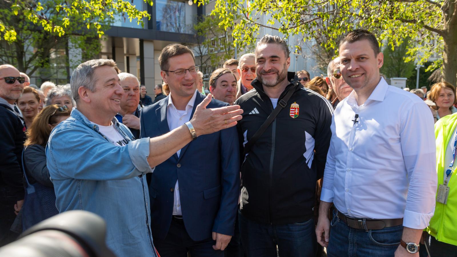 Bayer Zsolt, Gulyás Gergely, a NEM egyik alapítója, Apáti Bence és Menczer Tamás a Tisza elleni tüntetésen a Millenárison április 12-én