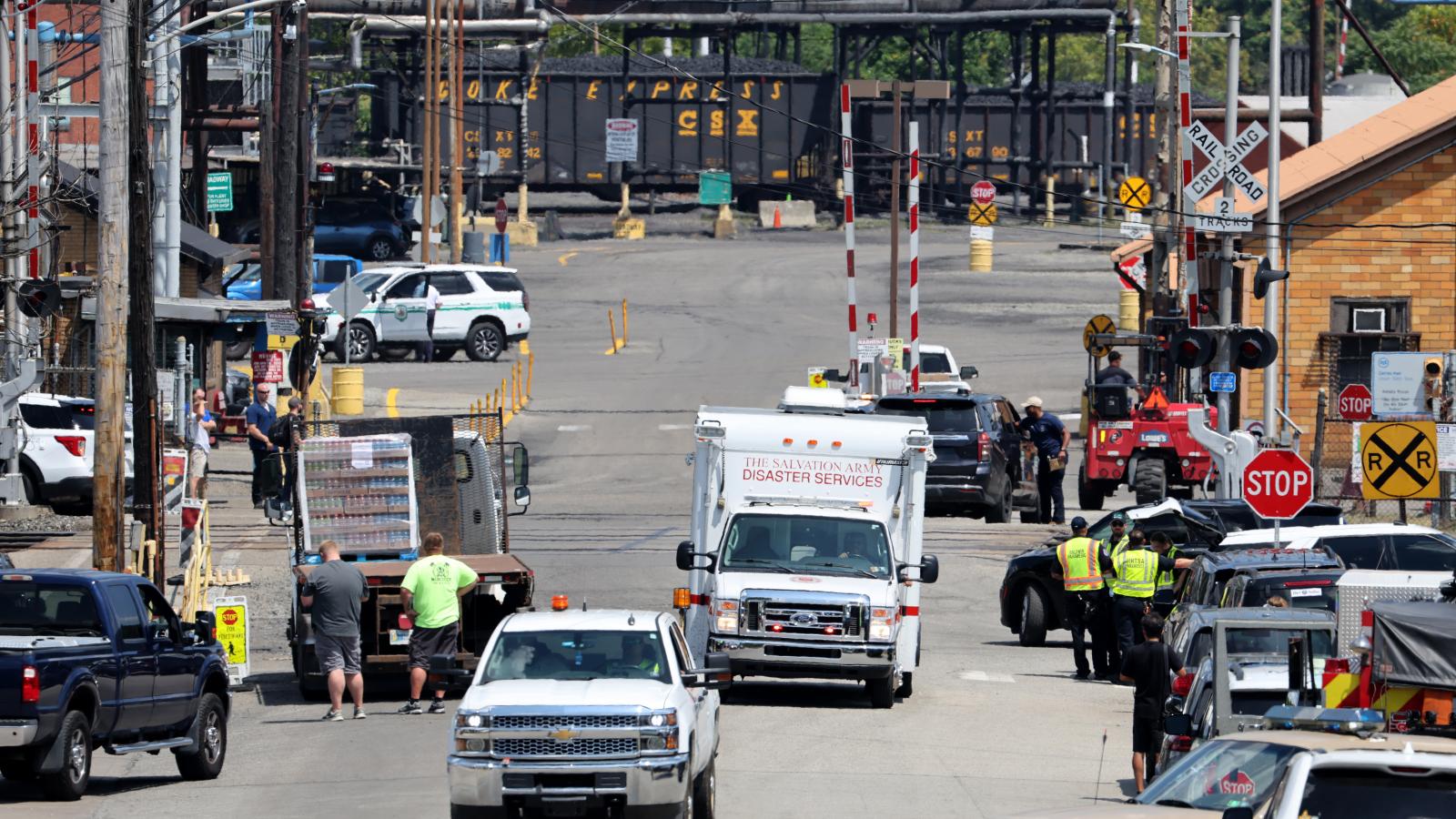 A pennsylvaniai US Steel Clairton Coke Works bejárata az acélgyárban történt robbanás után, 2025. augusztus 11-én.