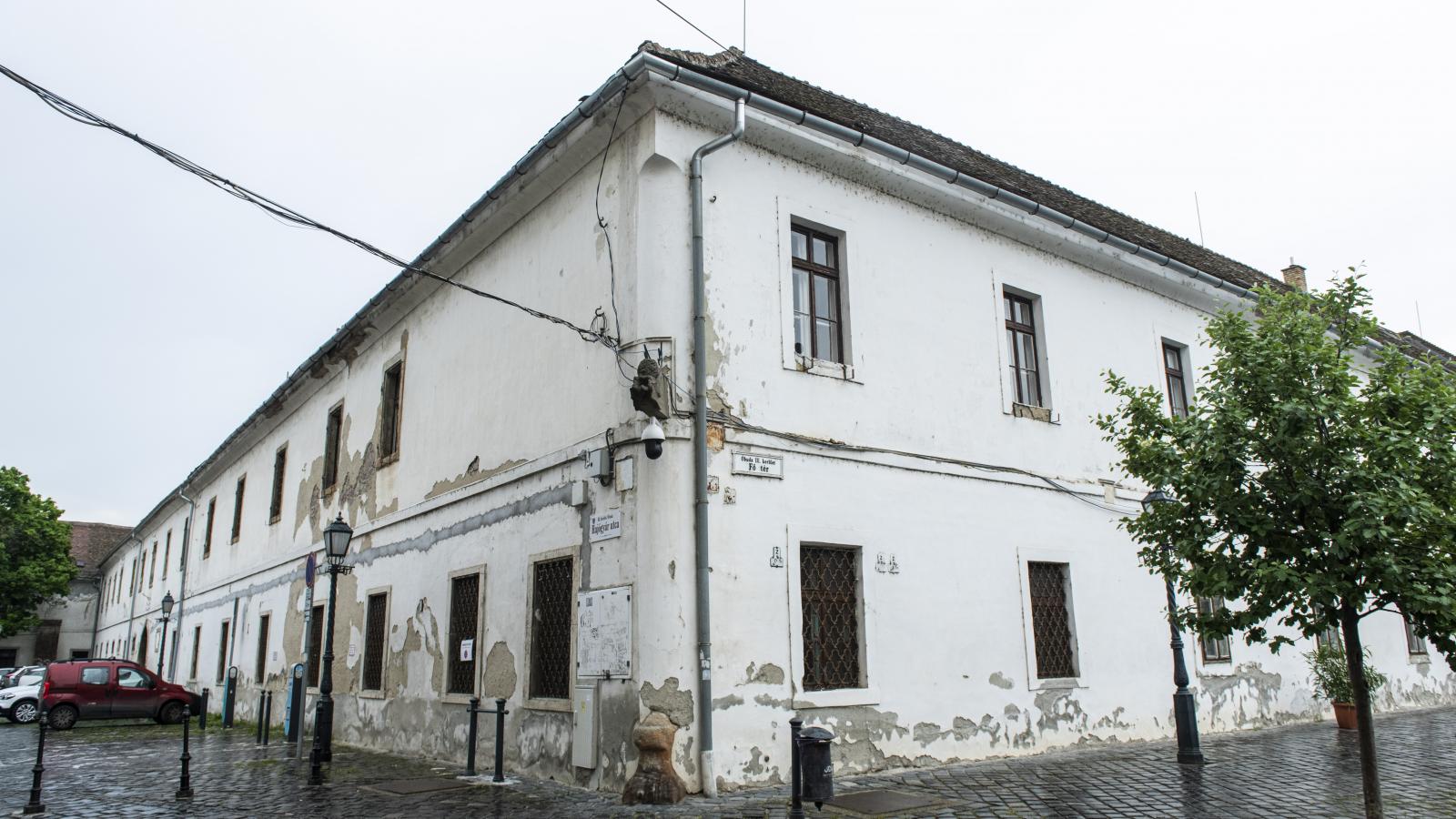 Bár a kastély felújítása már igencsak esedékes lenne, a rendezetlen viszonyok miatt senki nem nyúl az épülethez