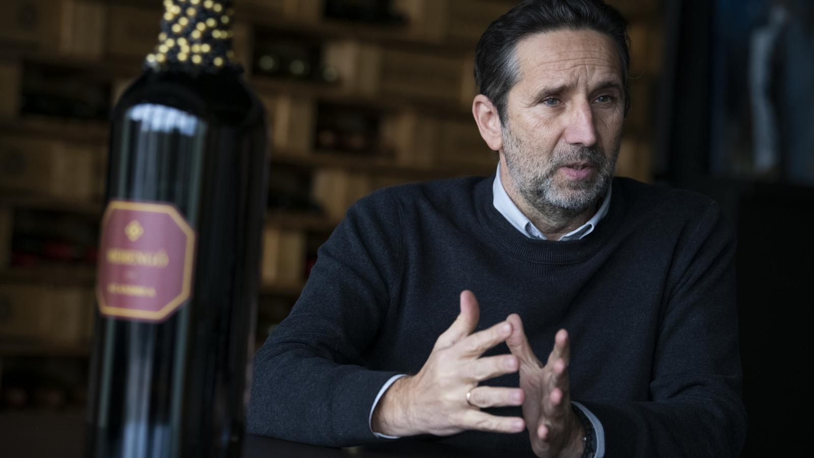 Ugyan nem tolonganak az ajtajuk előtt feszített sorokban a dolgozók, de azért próbálnak stabil csapatokat építeni