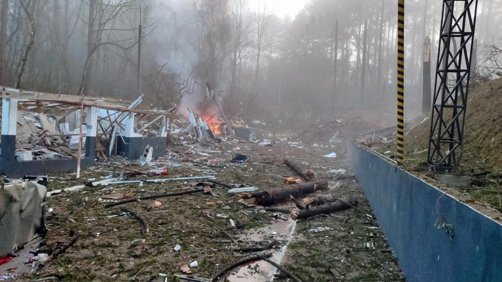 A felrobbant róbbanóanyaggyár maradványai a brazíliai Paraná államban található Curitibában 2025. augusztus 12-én.