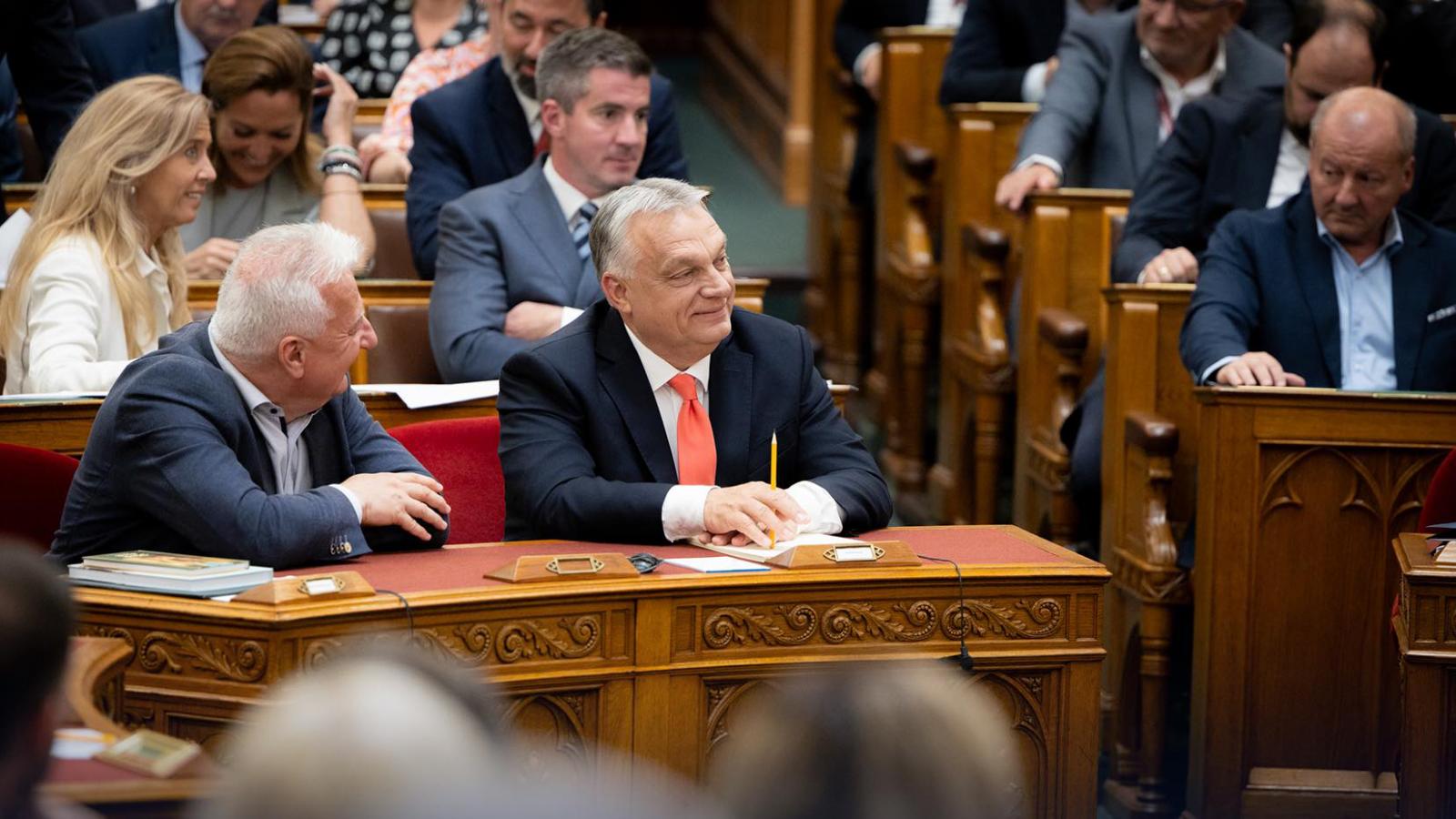 Orbán Viktor a parlament ülésén 2025. június 17-én