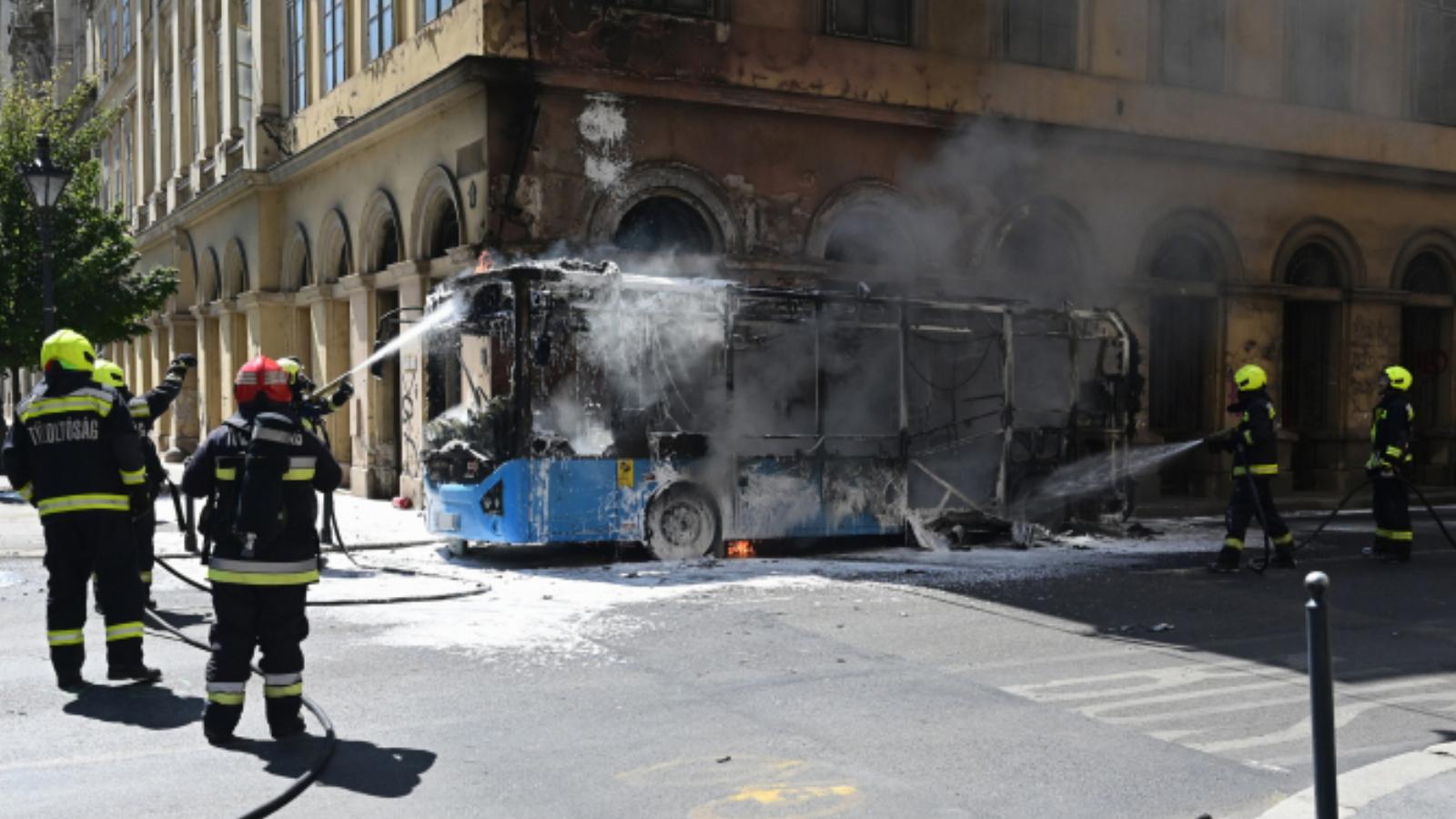 A jármű vezetője és négy utasa időben elhagyta az autóbuszt