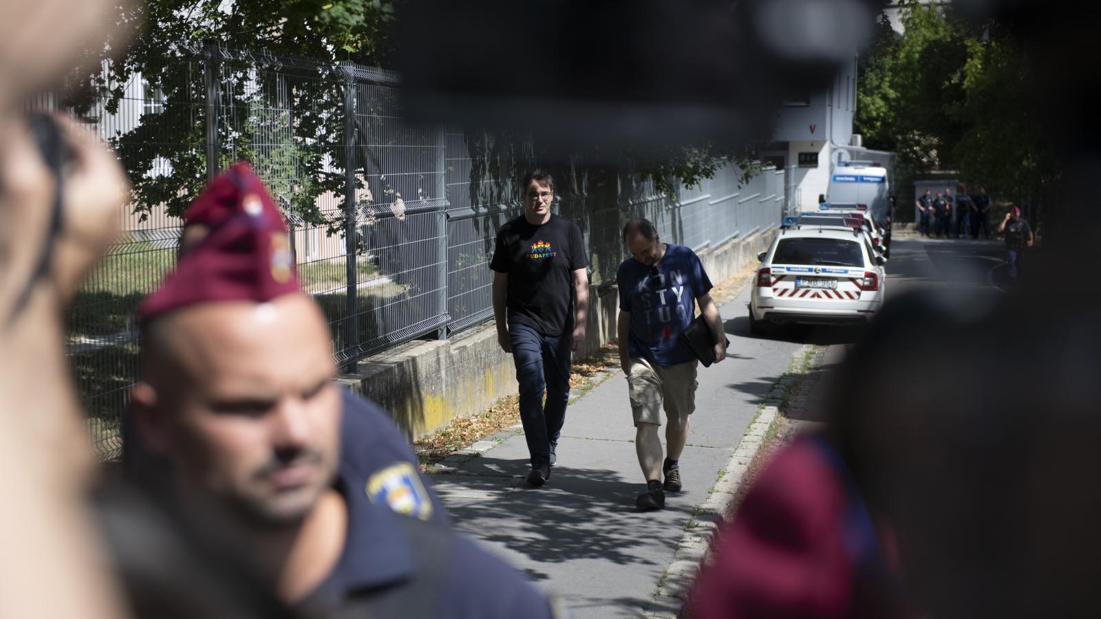 Karácsony Gergely gyanúsítotti kihallgatásra érkezik a Nemzeti Nyomozó iroda központjába augusztus 1-jén