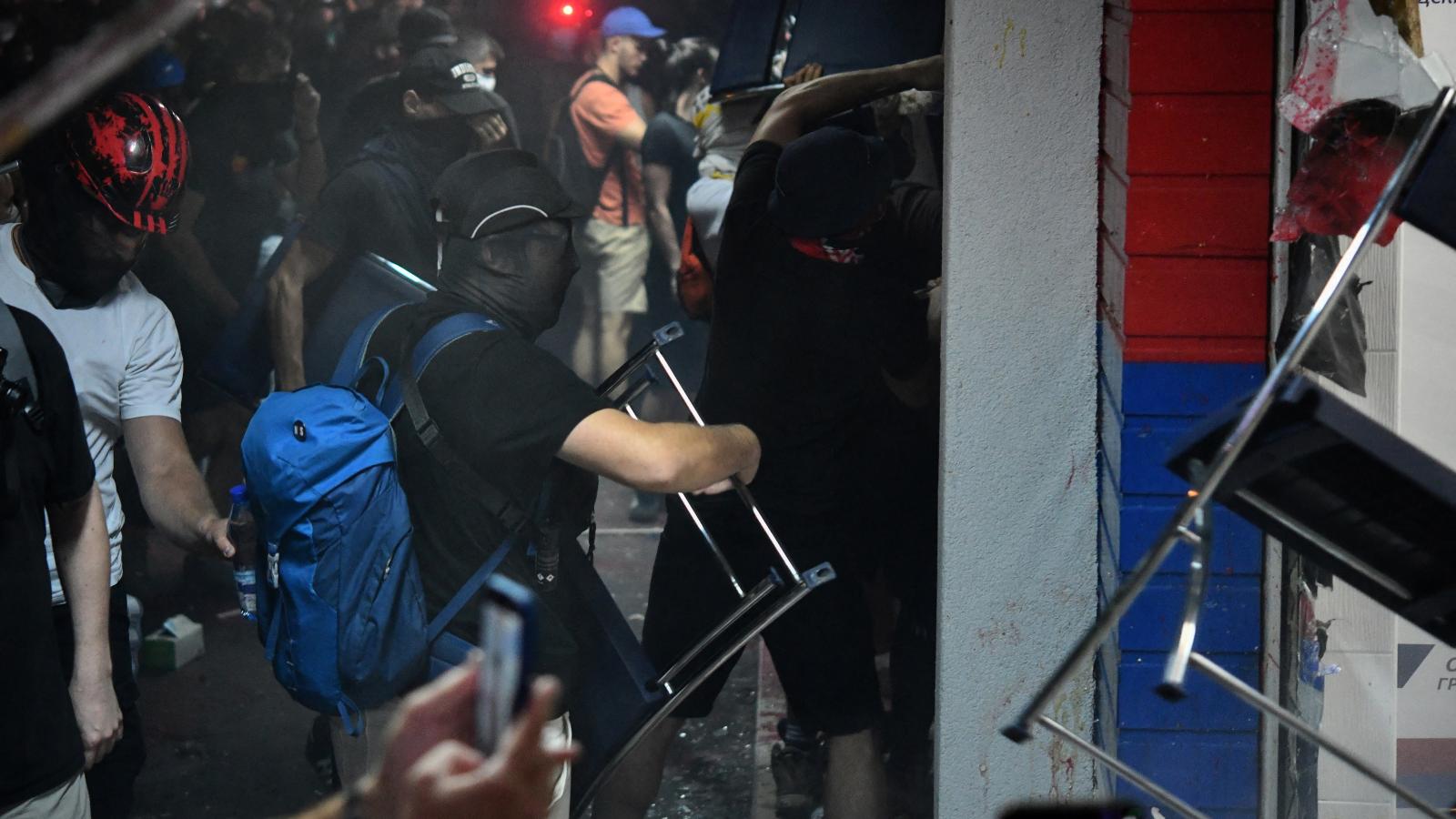 Tüntetők a Szerb Haladó Párt (SNS) újvidéki irodájánál 2025. augusztus 14-én