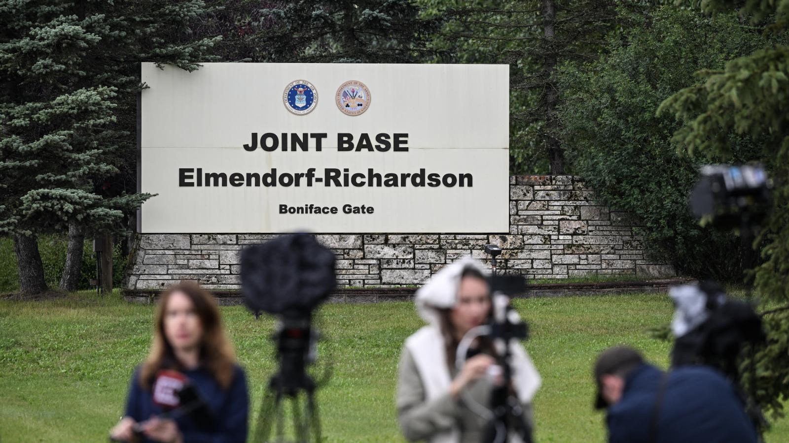Újságírók az Elmendorf-Richardson katonai bázis kötelében 2025. augusztus 14-én