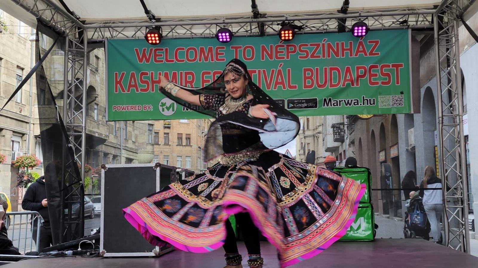 Mindenki magára ismerhet: afrikai énekesek, magyar és indiai fellépők, vegyes éttermek. Nem kötelező semmi, és minden van