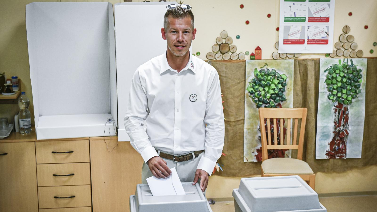 Magyar Péter
leadja a voksát
a tavalyi, tisztán
listás EP-választáson.
Ám a jövő
évi parlamenti
választások
kimenetele
elsősorban az
egyéni választókerületekben
dől
majd el, s a Tisza
mindenhol saját
jelöltet indítana