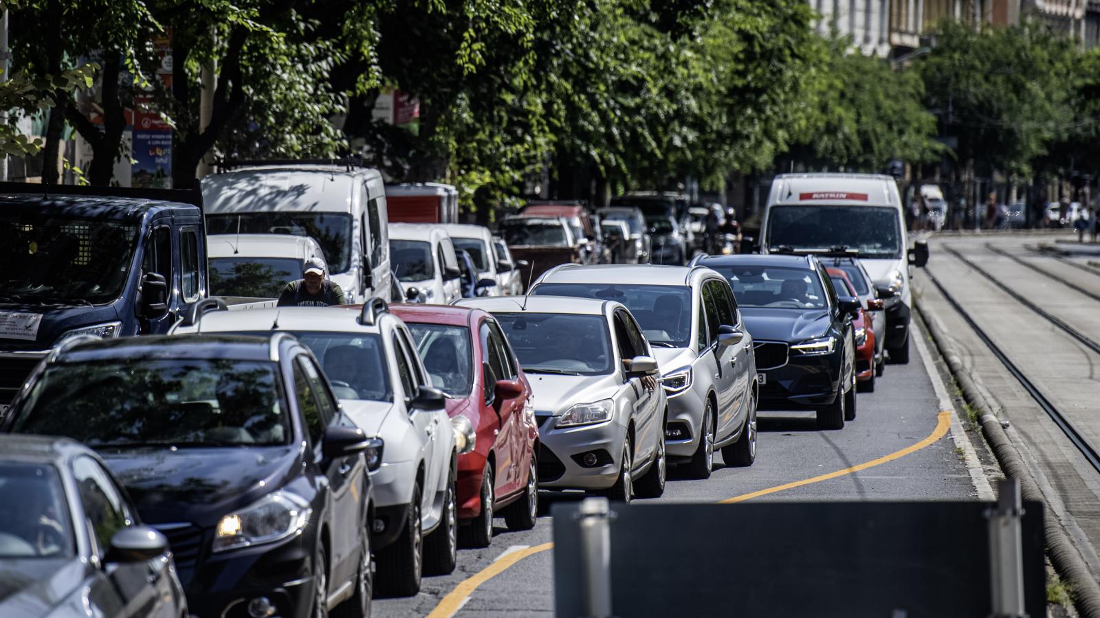 Már 16 évnél öregebb a hazai személyautópark