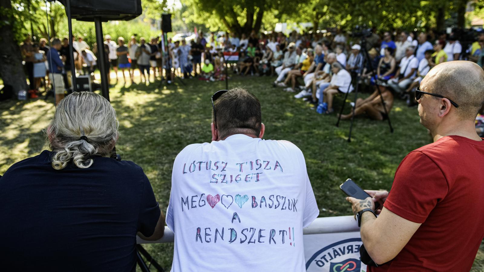 Szimpatizáns. A pólóján kemény üzenet, szívekkel