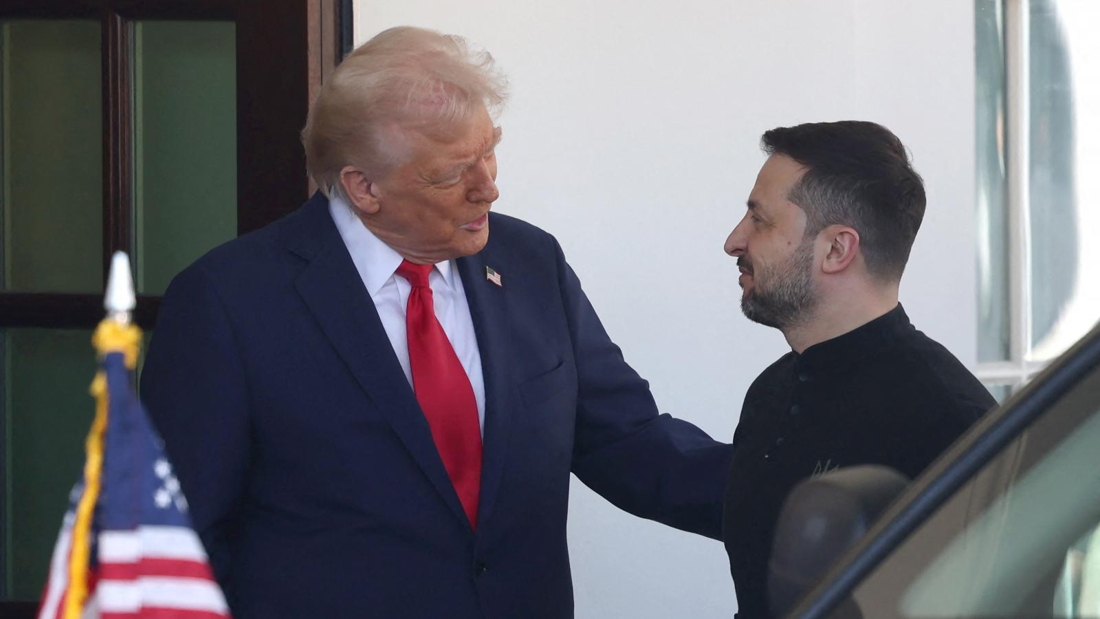 Donald Trump és Volodimir Zelenszkij 2025. február 28-án