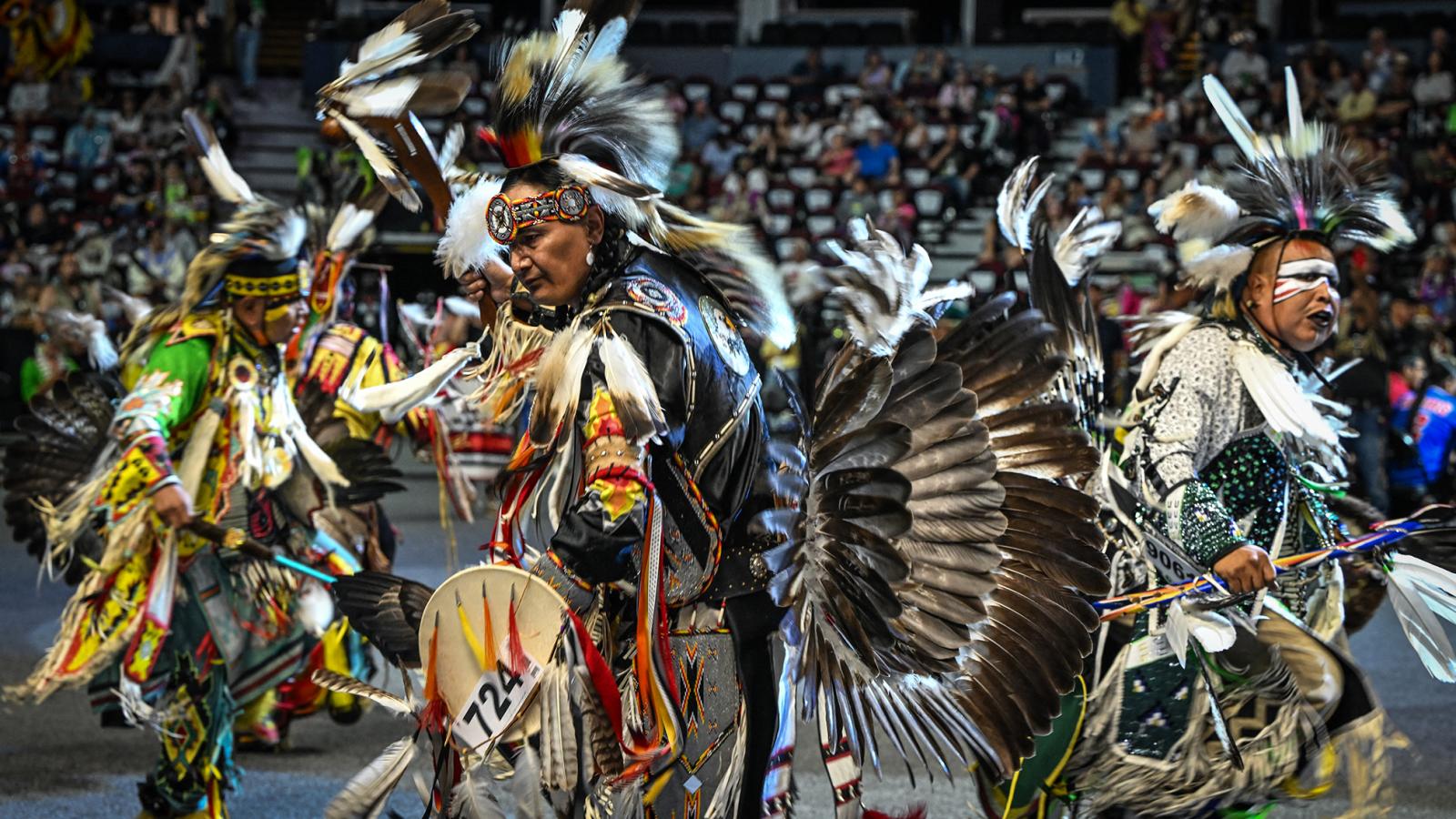 Egy összetartó közösség: amerikai őslakosok, indiánok önfeledt tánca