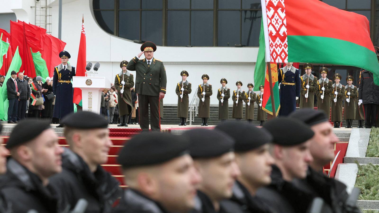 Lukasenko a korábbi vonakodó függés után Oroszország teljes függésébe került, Belarusz területén orosz csapatok vannak. Hatalmát csak az erőszakszervezetek tartják fenn
