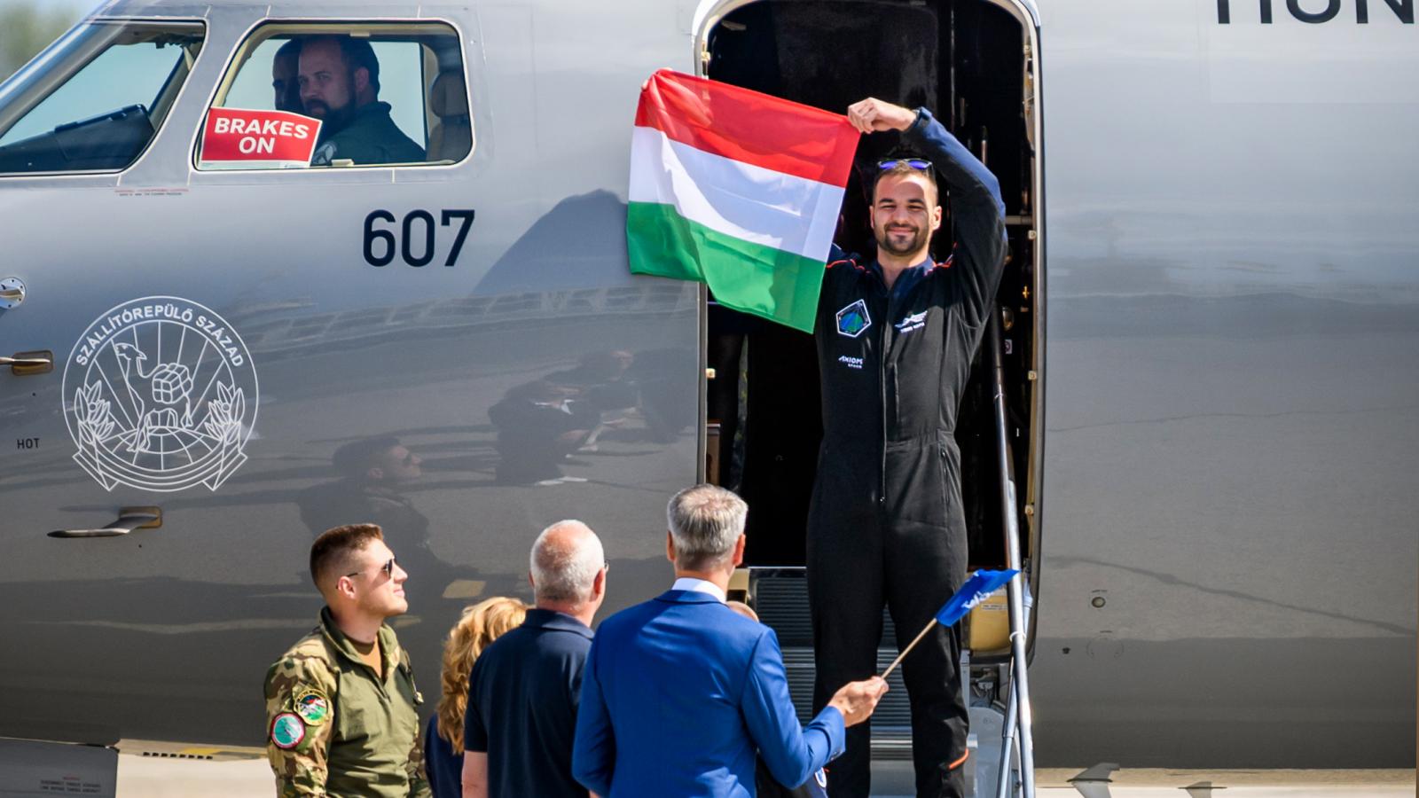 Kapu Tibor hazaérkezése 2025. augusztus 18-án a Liszt Ferenc repülőtéren