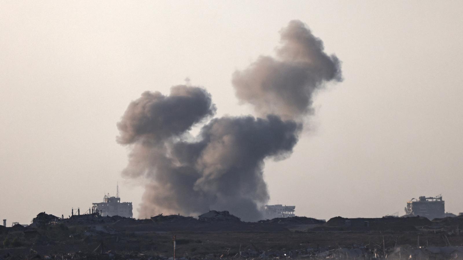 Füstfelhő egy izraeli csapás után a Gázai övezetben augusztus 20-án