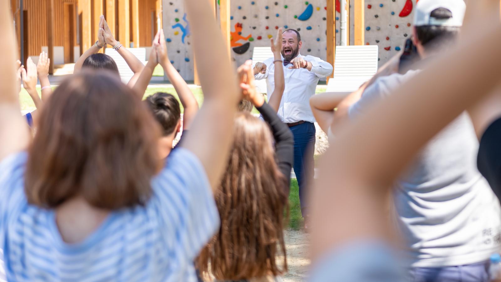 Sándor Fegyir nagykövet a Balatonnál nyaraló ukrán gyerekekkel