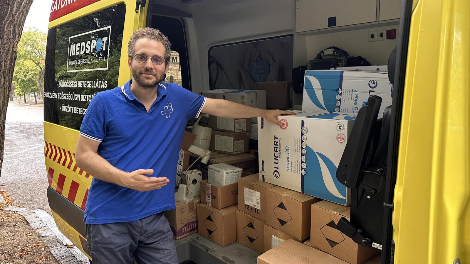 Spányik András indulás előtt a segélyszállítmánnyal
