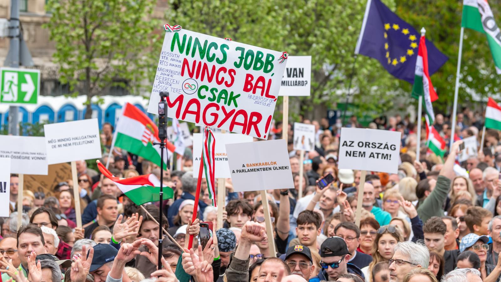 Biztosra vehető,
hogy egyetlen
demokratikus
elkötelezettségű
politikai párt,
társadalmi szervezet
vezetője
sem tudatosan
rombolja ma
Magyarországon
a rendszerváltás
esélyeit