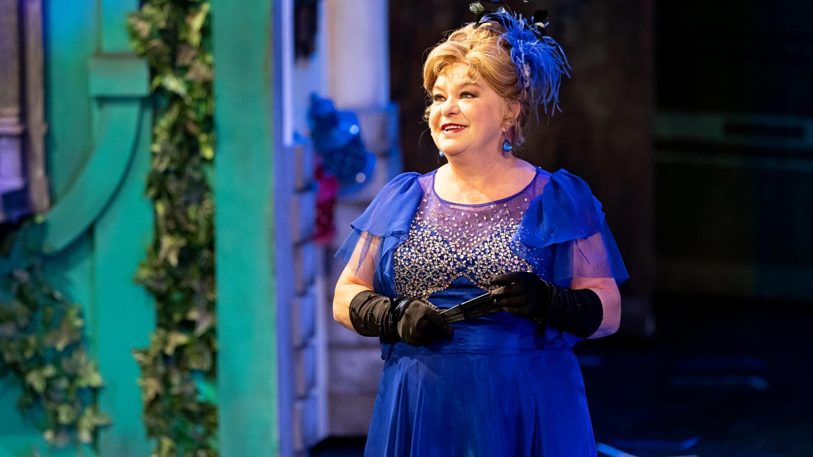 Oszvald Marika
a Sissi, a magyar
királyné című
produkcióban.
Olykor szétveri
a jelenetet, de ez
nem akkora baj;
a nagy egyéniségekre
épülő
operett bírja a
sztárkultuszt,
sőt lételeme