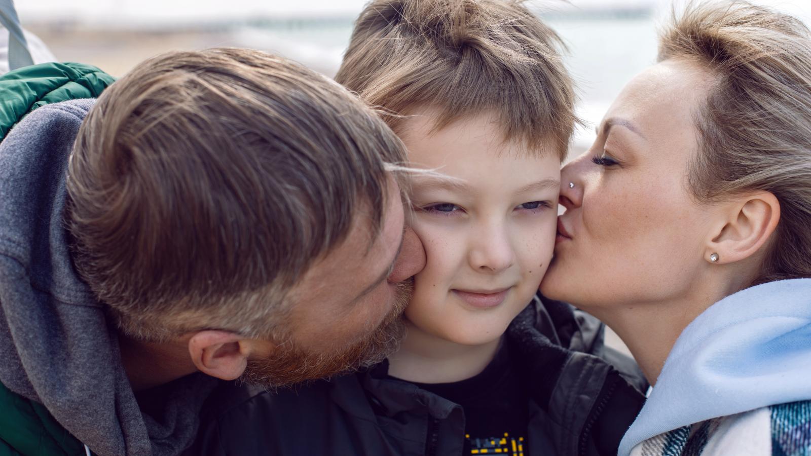 Mindenki tudja,
milyen gyógyító
ereje van az
ölelésnek. Men�-
nyire elsorvad
lelkileg és aztán
testileg az a szegény
pára, akit
nem szeretget
senki