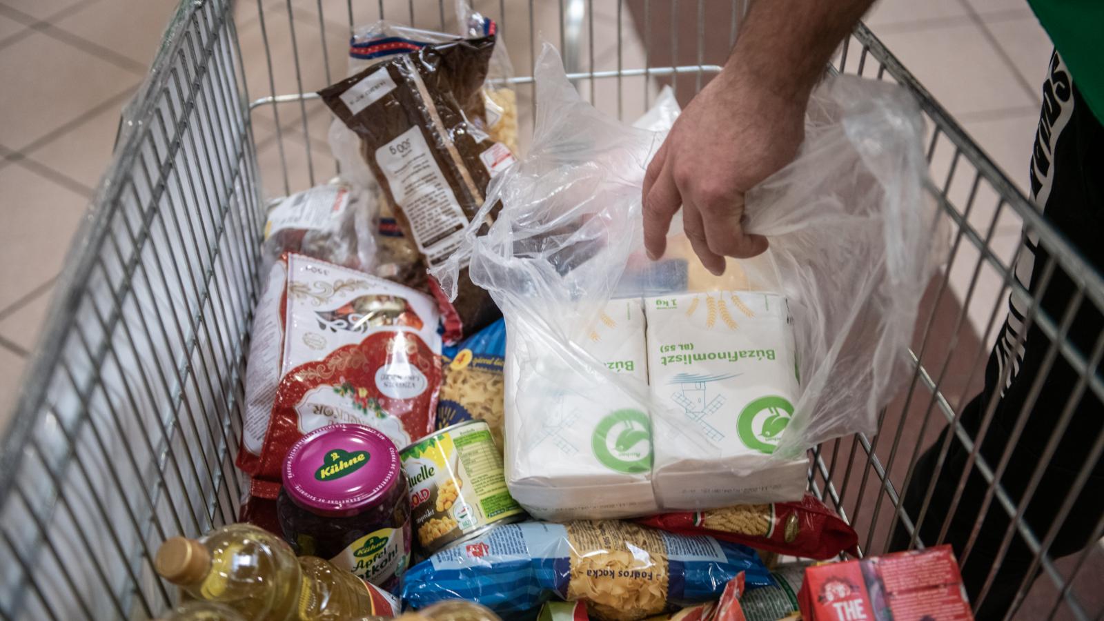 Az élelmiszerek drágulásán keresztül érzik leginkább az emberek, hogy mennyivel kevesebbet ér a pénzük